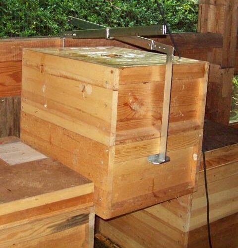 Zangengreifer an Beuten mit Griffmulden.